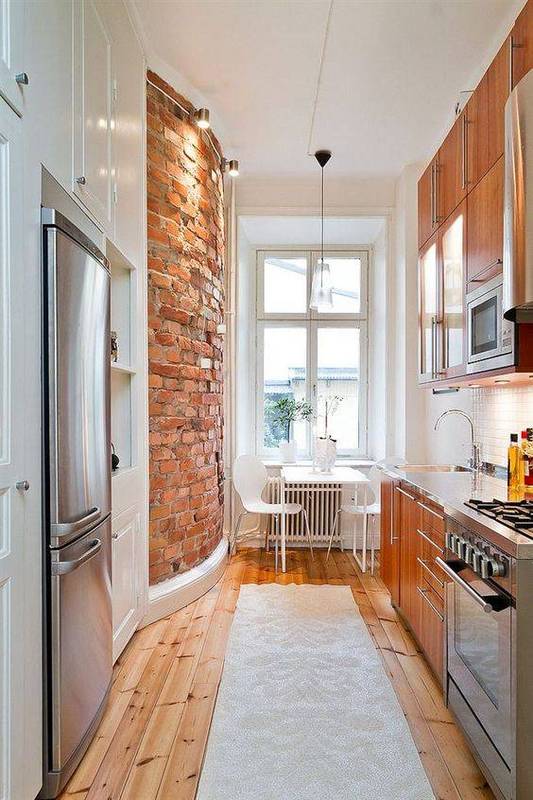 Sàn gỗ luôn là một lựa chọn tuyệt vời cho nội thất phòng bếp nhỏ