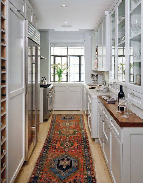 Sắp xếp các đồ đạc trên bàn bếp 1 cách gọn gàng hoặc tốt nhất là cho chúng vào ngăn tủ sẽ tạo ra sự hoàn hảo cho việc ngắm nhìn nội thất phòng bếp nhà ống