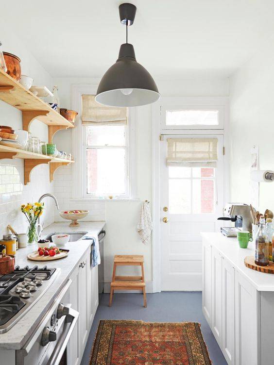 Nếu căn bếp quá nhỏ cho các ngăn tủ treo hoặc ngăn tủ sẽ che mất phần cửa sổ, bạn có thể thay thế nó bằng các kệ để đồ đơn giản cho nội thất phòng bếp