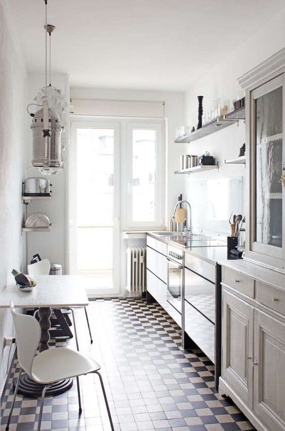 Bạn nên sử dụng các bàn bếp có thiết kế kết hợp với ngăn tủ chứa để tiết kiệm không gian cho các đồ nội thất phòng bếp khác