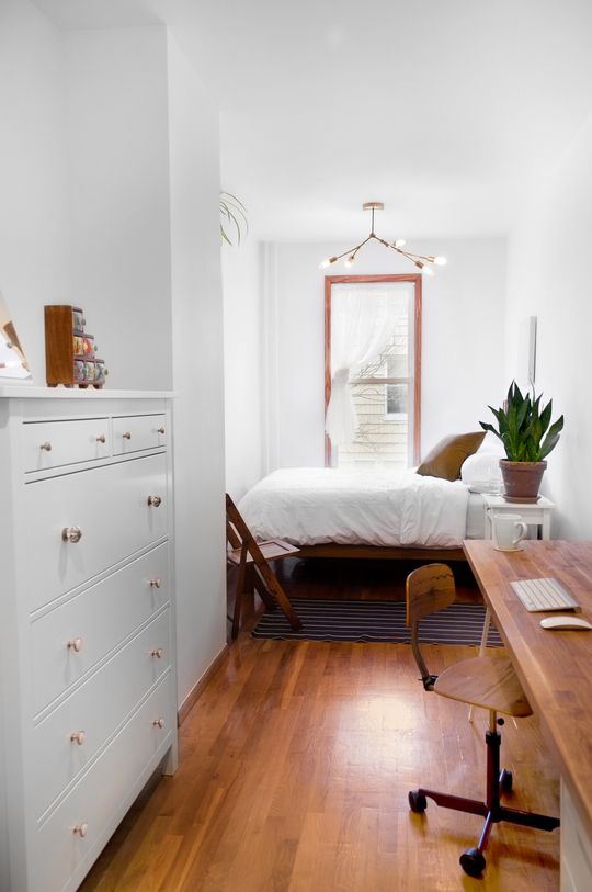 Sàn gỗ luôn tạo ra cảm quan rộng, thoáng cho nội thất phòng ngủ nhà ống