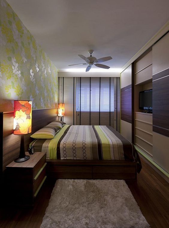 Nếu căn phòng đủ rộng để đặt chiếc giường theo chiều ngang, bạn hãy đặt chiếc giường ở sát tường trong cùng để nhường chỗ cho các đồ nội thất phòng ngủ khác. Hoặc nếu vẫn đủ không gian cho lối đi thì hãy đặt nó theo cách bạn muốn.