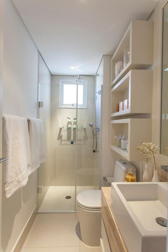 Các đồ nội thất phòng tắm có chức năng là ngăn chứa nên đặt phía trên bồn rửa tay để tạo lối đi thông thoáng vào bên trong