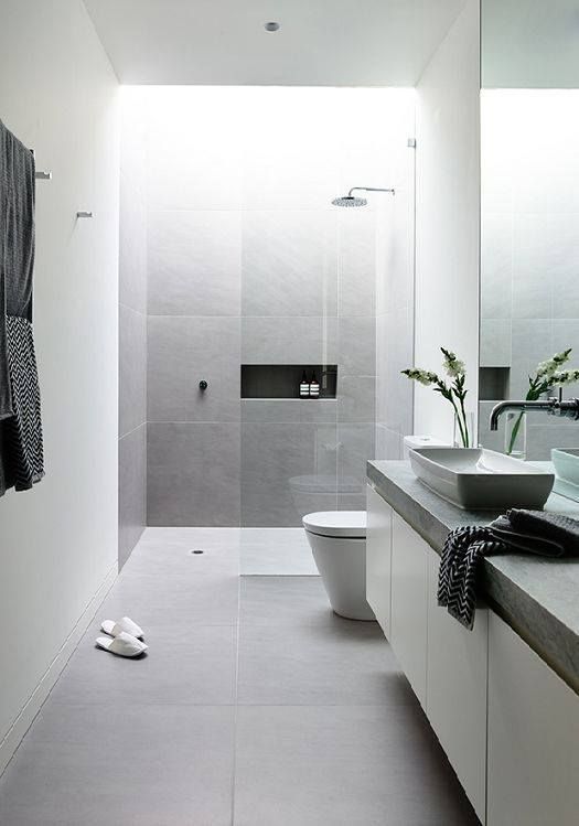 Các gam màu sáng luôn nên được sử dụng trong nội thất phòng tắm nhà ống vì nó tạo ảo giác không gian