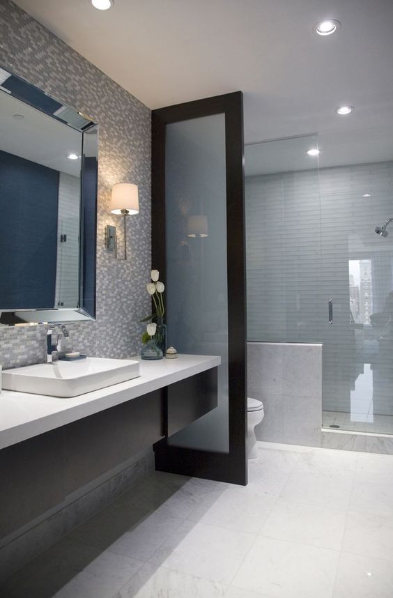 Nếu cần sử dụng các vách ngăn trong nội thất phòng tắm, bạn nên chọn các vách ngăn có độ trong suốt để không làm hẹp căn phòng