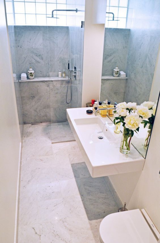 Nếu có thể, bạn nên chọn các đồ nội thất phòng tắm có thể treo bám tường như bồn rửa tay không chân, bồn cầu không chân...