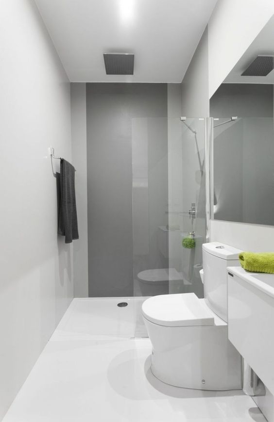 Nếu sắp xếp nội thất phòng tắm theo chiều dài của căn phòng, ở khu vực tắm bạn có thể ngăn cách bằng một tấm kính trong suốt để không làm căn phòng bị bé lại