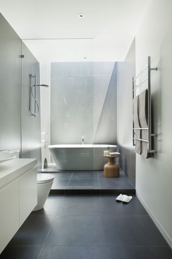 Nếu căn phòng đủ dài, bạn hoàn toàn có thể sử dụng nhiều đồ nội thất phòng tắm khác nhau