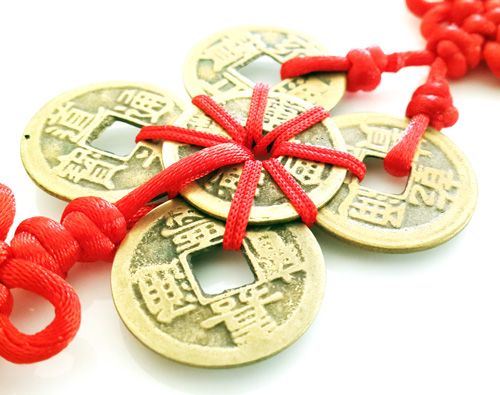 Đặt (treo) các đồng xu số 6 tiền Trung Quốc ở hướng Nam của ngôi nhà hoặc văn phòng