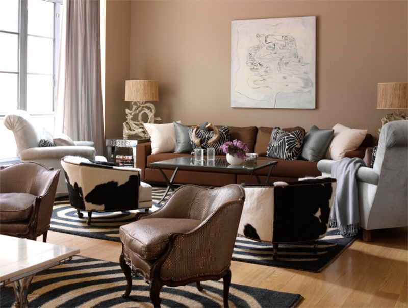 Các tông màu nhẹ nhàng như màu neong, hồng phớt và màu sàn gỗ nâu nhẹ phù hợp để tạo ra một mẫu nội thất phòng khách với màu nâu và xám chủ đạo