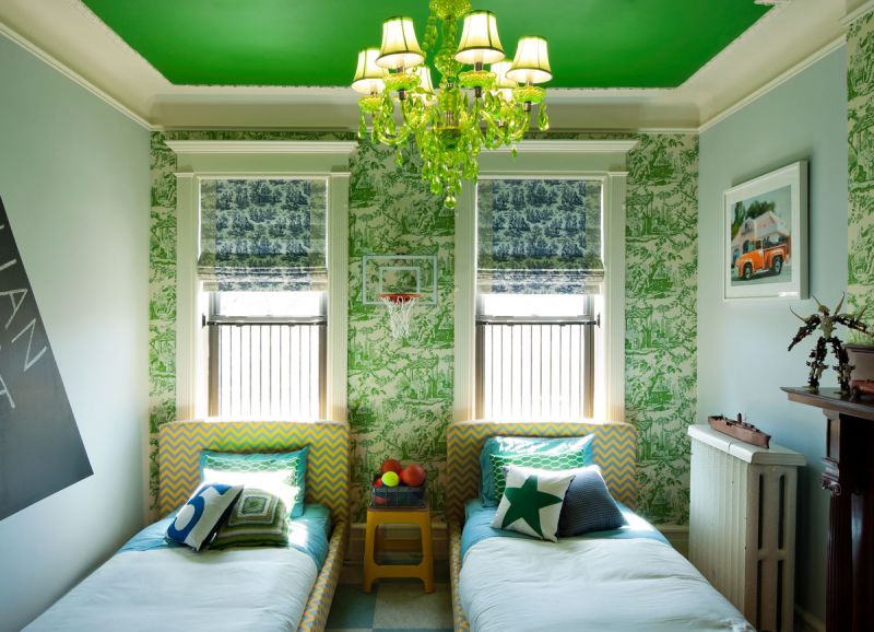 Căn phòng cho trẻ nhỏ này ở một khu nhà của người giàu được thiết kế bởi Cortney và Robert Novogratz (chồng Cortney) với màu Greenery chủ đạo và trần nhà màu xanh sáng
