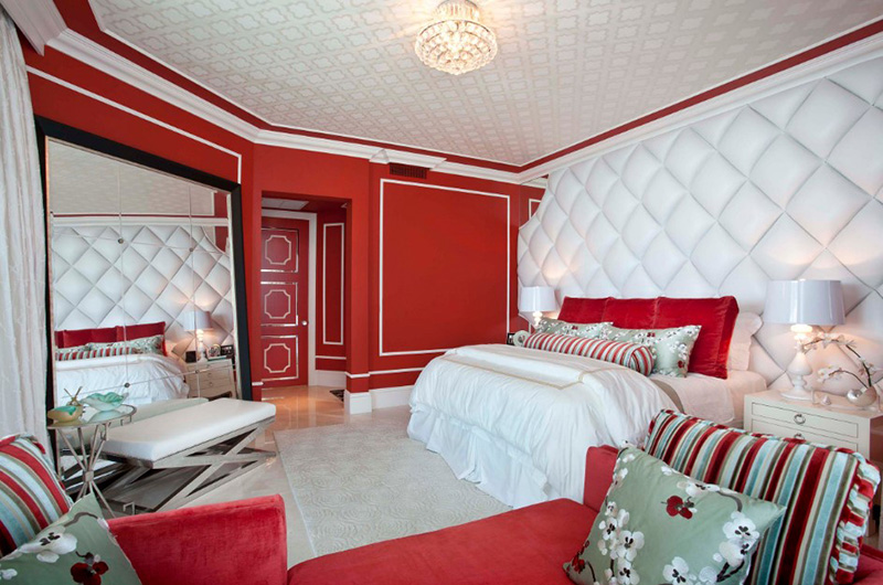 Nhìn vào mẫu nội thất phòng ngủ này, chắc chắn không có ai nghĩ nó không mang không khí tết, có họa tiết hoa đào trên gốc, màu đỏ may mắn làm màu sắc chủ đạo, nhìn chúng kết hợp thật hoàn hảo.