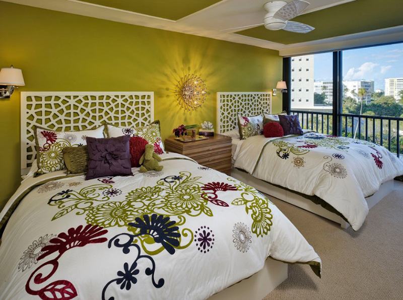 Mẫu nội thất phòng ngủ này là sự kết hợp của nhiều màu sắc nhưng màu sắc chủ đạo vẫn là màu xanh vàng, rất hợp thời trang với xu hướng trang trí nội thất của năm 2017.