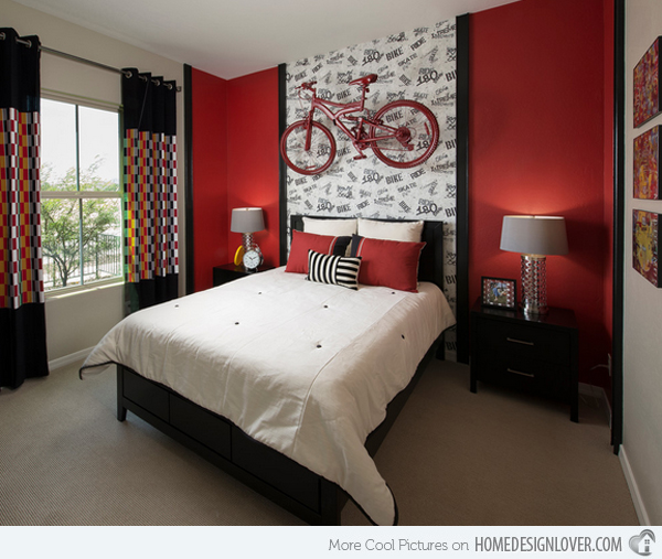 Chắc chắn điều đầu tiên bạn chú ý ở đây là chiếc xe đạp đỏ treo trên nền tường trắng có hoa văn đen. Mẫu nội thất phòng ngủ này không những sang trọng mà còn rất trẻ trung và hiện đại.