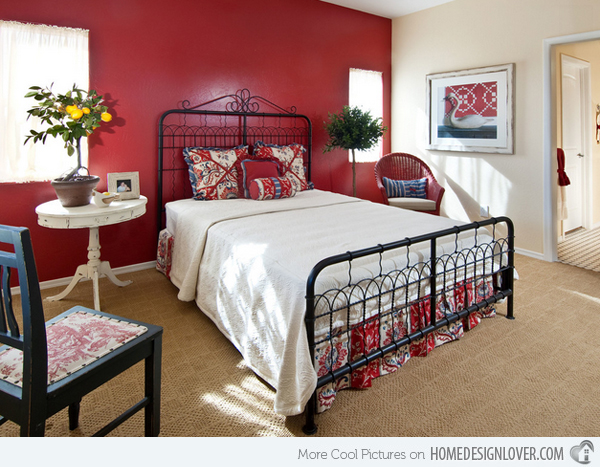 Bạn có thể thấy khung giường đen khá nổi bật trên nền tường màu đỏ và ga giường trắng. Vì vậy, khi bước vào căn phòng này, thứ đầu tiên bạn thấy sẽ là chiếc giường ngủ theo phong cách cổ điển này.