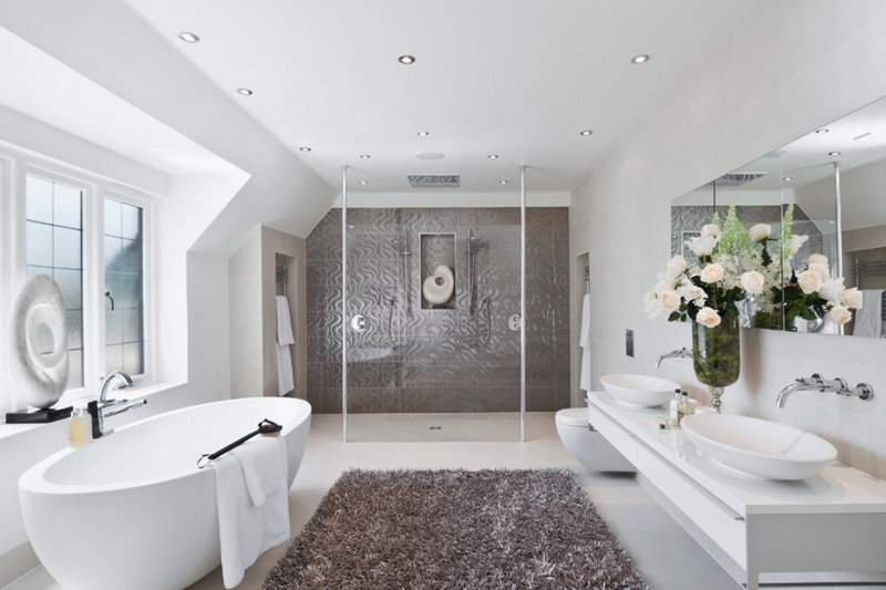 Thảm lông thú sẽ là một sự lựa chọn khá đơn giản vì nó rất dễ kết hợp trong những mẫu nội thất phòng tắm có màu trắng tinh khôi như thế này.
