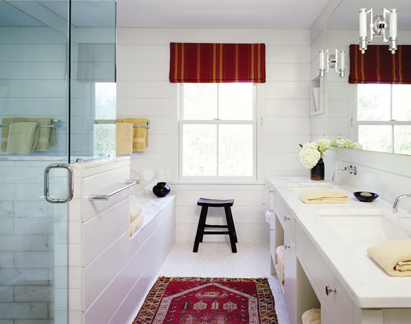 Nếu có thể, bạn nên tạo ra sự đối xứng màu sắc giữa thảm với một vật cùng màu qua một vật đối xứng. Ví dụ trong mẫu nội thất phòng tắm này, chiếc thảm và rèm cửa sổ đỏ đối xứng nhau qua chiếc ghế đen.