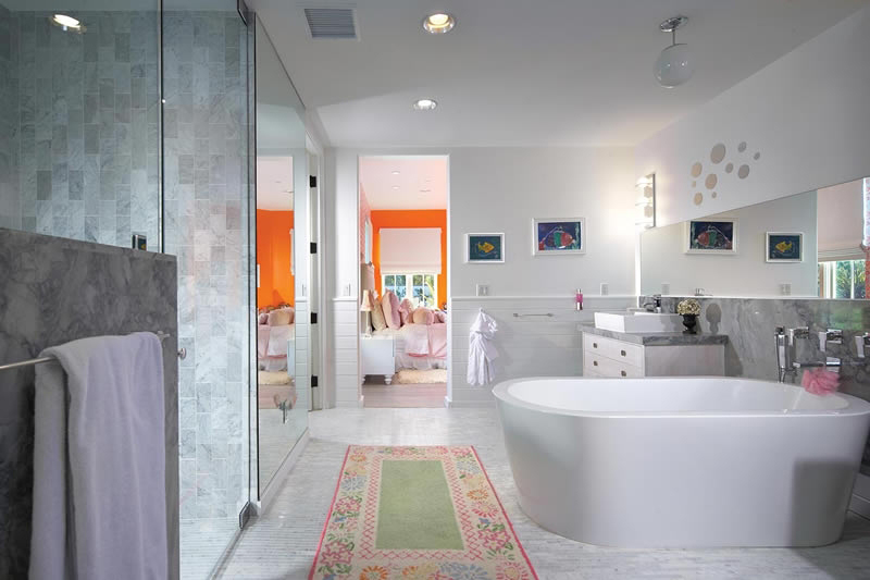 Mẫu nội thất phòng tắm cuối cùng tôi muốn giới thiệu cho bạn là không gian phòng tắm với chiếc thảm hoa văn và màu sắc nhẹ nhàng để làm tôn lên vẻ sang trọng của căn phòng.