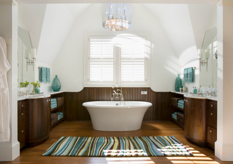Mẫu nội thất phòng tắm này thực sự là một cách phối hợp màu thật hoàn hảo với màu trắng chủ đạo và được chấm phá bởi những vật dụng màu xanh nước. Dường như tất cả màu sắc trong không gian được trộn lẫn lại trong chiếc thảm sặc sỡ kia.