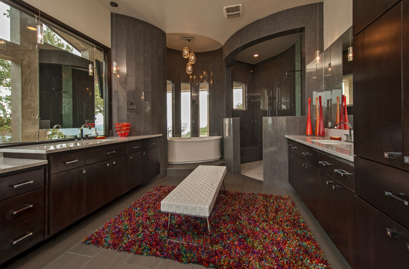 Khi bước vào căn phòng như trong mẫu nội thất phòng tắm này, chắc chắn bạn sẽ bị choáng ngợp bởi màu sắc quá rực rỡ của chiếc thảm.