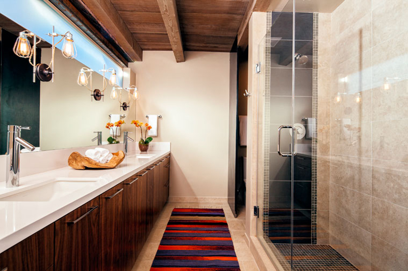 Với những phòng tắm hẹp nhưng dài, lựa chọn hoàn hảo chính là tấm thảm dai với các đường sọc theo chiều rộng như trong mẫu nội thất phòng tắm đẹp tuyệt này.