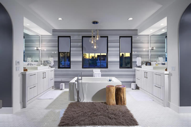 Nếu bạn để ý đến mẫu nội thất phòng tắm này, chắc chắn bạn sẽ nhận ra chủ đích của việc chọn tấm thảm lông thú dài màu xám trên là để phối hợp với hai khúc gỗ kia.