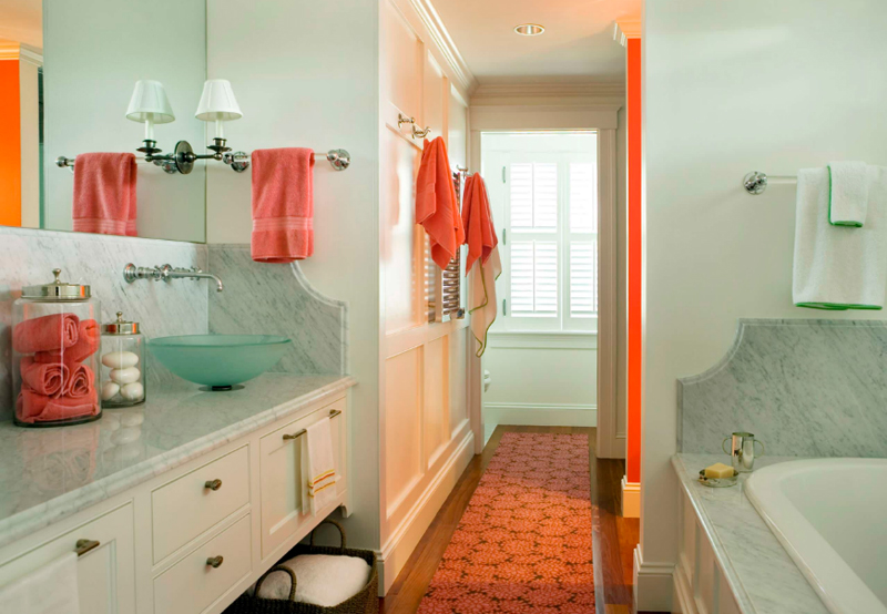 Một mẫu nội thất phòng tắm rực rỡ sắc màu cam và hồng.