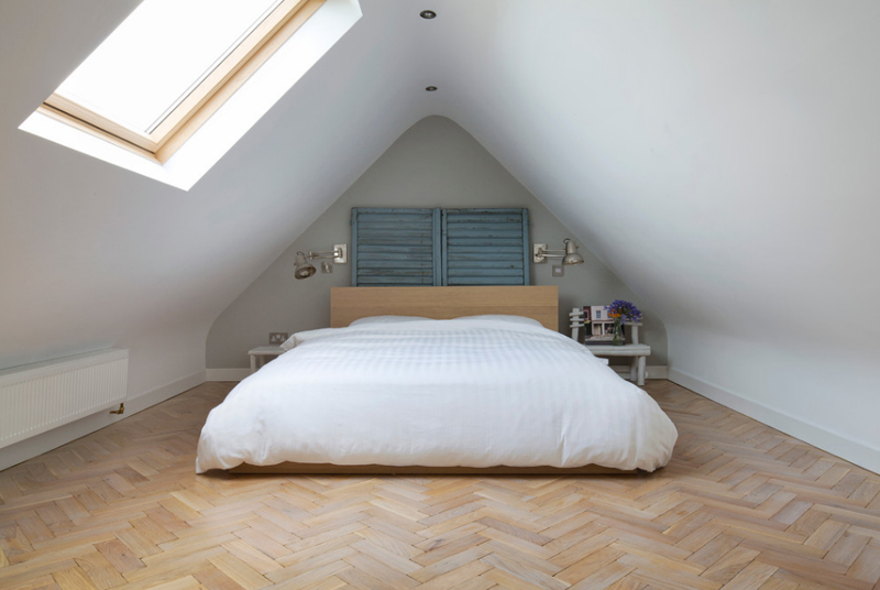 Những mẫu nội thất phòng ngủ sàn gỗ sẽ đẹp hơn khi có ánh sáng chiếu vào, vì vậy nếu không tận dụng được ánh sáng tự nhiên bạn hãy sử dụng hệ thống đèn sáng hợp lý.