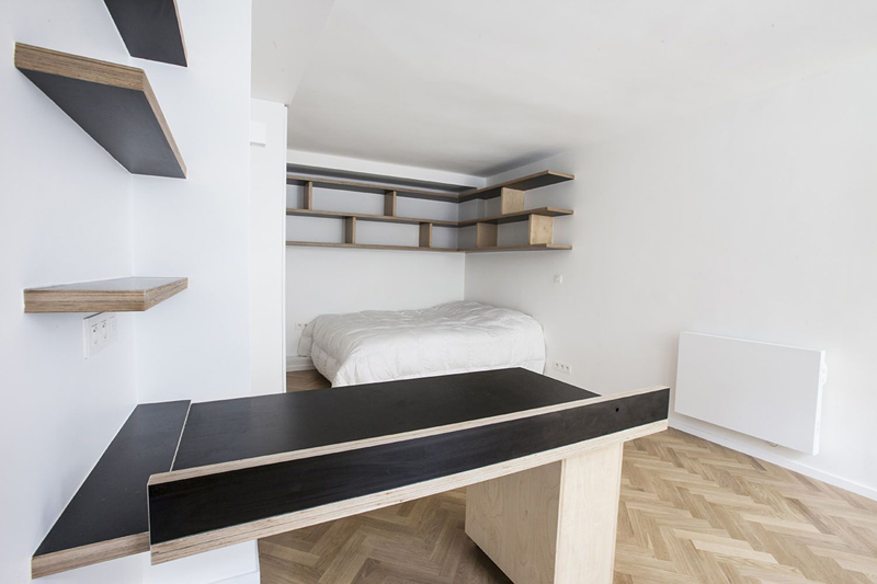 Mẫu nội thất phòng ngủ sàn gỗ thường có vẻ đẹp khá giản dị và nếu bạn thích sự giản dị hãy hạn chế các đồ trang trí trong căn phòng.