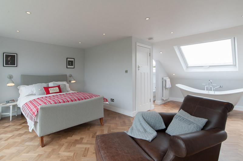 Với những mẫu nội thất phòng ngủ sàn gỗ đậm màu hơn một chút, tường màu trắng sáng là hợp lý nhất.