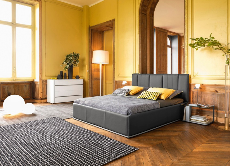 Hoặc bạn có thể sử dụng màu sơn tường màu ngà vàn để kết hợp với sàn gỗ đậm màu tạo ra không gian ấm áp như mẫu nội thất phòng ngủ sàn gỗ này.