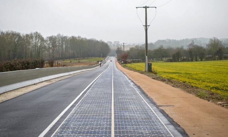 Con đường được phủ tấm pin năng lương mặt trời đầu tiên trên thế giới tại Pháp