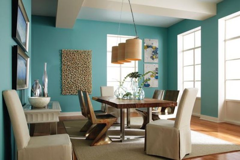 Với những người thích sự giản di, mẫu nội thất phòng khách sàn gỗ trên sẽ làm hài lòng bạn với nền tường xanh lục