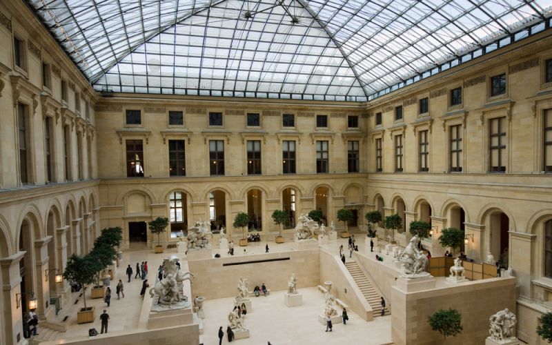 Phần không gian ngầm của Bảo tàng Louvre (Paris) phái dưới quảng trường với mái kính là kim tự tháp