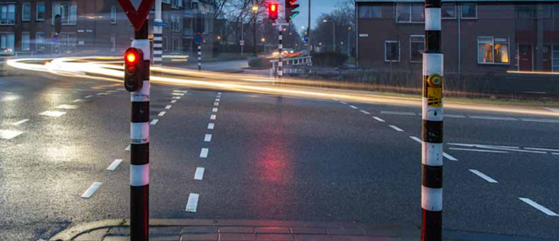 Tính hiệu giao thông thông thường được lắp đặt trên các cột đèn cao