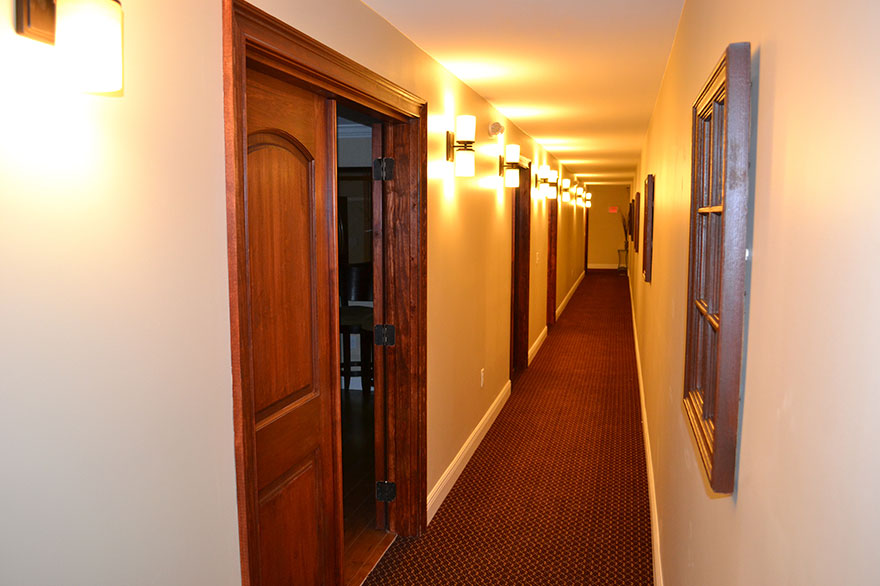 Lối hành lang của ngôi nhà được gắn các ô cửa sổ tượng trưng để tạo cảm giác giống như 1 ngôi nhà trên mặt đất