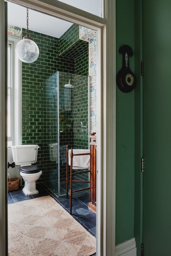 Khu vực buồng tắm vòi sen của phòng tắm được sơn màu giống với phòng khách của căn hộ