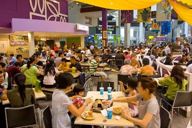 Một trung tâm thương mại nằm ngay trong khu dân cư ở Singapore