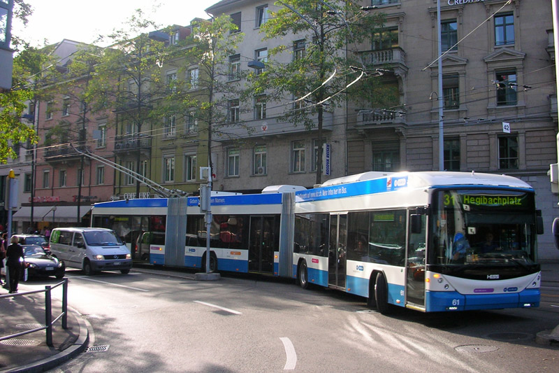 Chiếc xe buýt dài đặc trưng di chuyển trên làn đường ưu tiên ở Zurich 