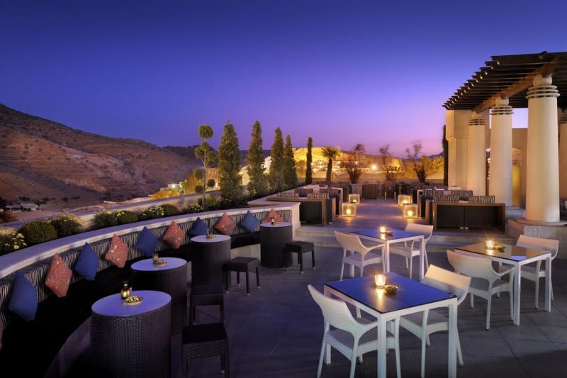 Mövenpick Resort Petra và nhiều khu nghỉ dưỡng, khách sạn khác chỉ được xây dựng cách khu Thành cổ tối thiểu là gần 1.5km
