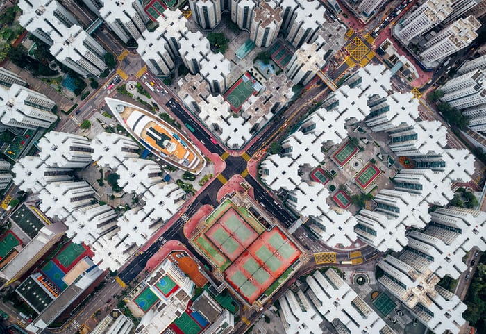 “Thành phố Kowloon Walled là một trong những nơi chật chội nhất trên hành tinh với hàng trăm ngôi nhà xây dựng chồng chéo lên nhau tạo nên lối “kiến trúc” vô cùng độc đáo khi nhìn từ trên cao. Thành phố nổi tiếng này đáng tiếc lại bị phá hủy vào những năm 1990. Nếu bạn có cơ hội đến đây và quan sát kĩ, một phần nào đó của nó vẫn còn tồn tại và được lưu giữ trong những ngôi nhà hiện đại ngày nay”.