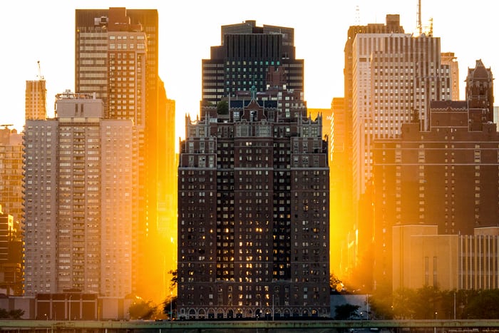 Lúc mặt trời lăn ở Manhattan được chụp từ Queens, dọc sông East.