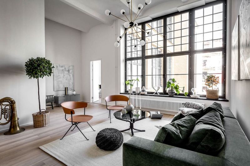 Không gian đầu tiên là một căn hộ có trần cao, có thể là có gác xép và có sơn màu trắng. Không gian chính của phòng khách toàn bộ đều rất đơn giản với những yếu tố trang trí phổ biến và thân thiện, như những chậu cây trong nhà và chiếc ghế sofa êm ái.