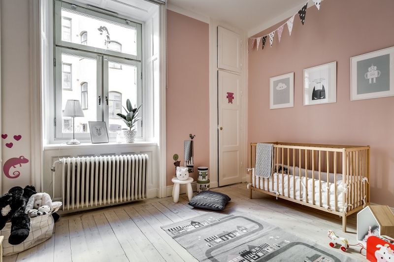 Thậm chí, phòng riêng cho trẻ sơ sinh lại là nơi thích hợp nhất để sử dụng phong cách Scandinavian với một vài những đồ chơi được lựa chọn kĩ lưỡng và một ít đồ trang trí ấm áp.
