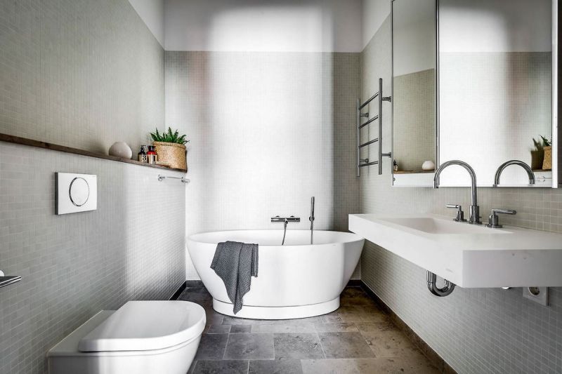 Một phòng tắm với gam màu trắng và xám cùng bồn tắm cao là yếu tố cuối cùng để hoàn thiện căn hộ. Đơn giản, sạch sẽ và hiện đại, đúng chất Scandinavian.