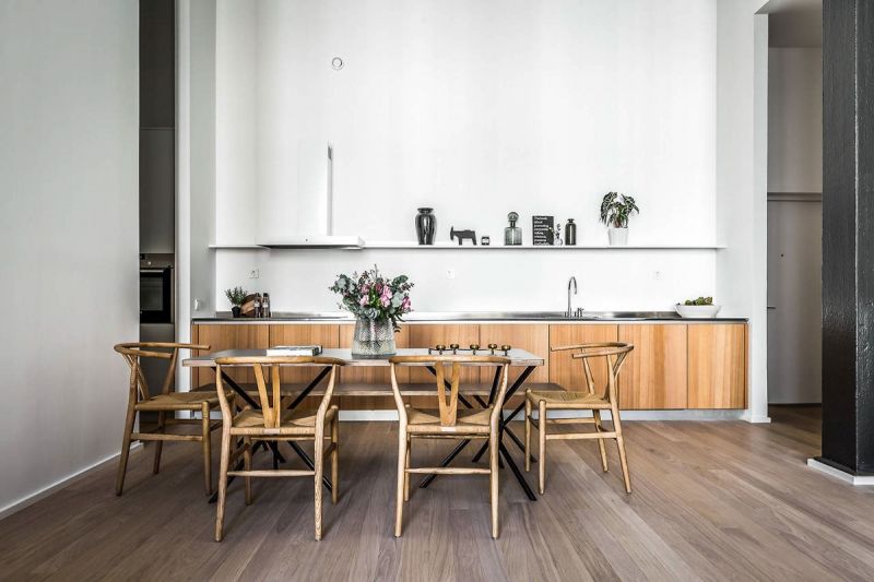Những chiếc ghế theo phong cách Scandinavian ở khu vực phòng ăn là yếu tố cổng hưởng cho vẻ đẹp cho phòng khách, tạo nên những vật cùng hình dạng nhưng lại là một cấu trúc gỗ vô cùng đáng yêu.