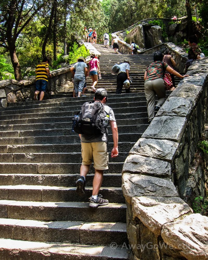 Nhiều du khách không thể vượt qua hơn 6 nghìn bậc thang để đến với đỉnh của núi Thái Sơn