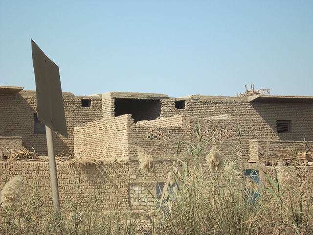 Nhà xây bằng gạch bê tông bùn