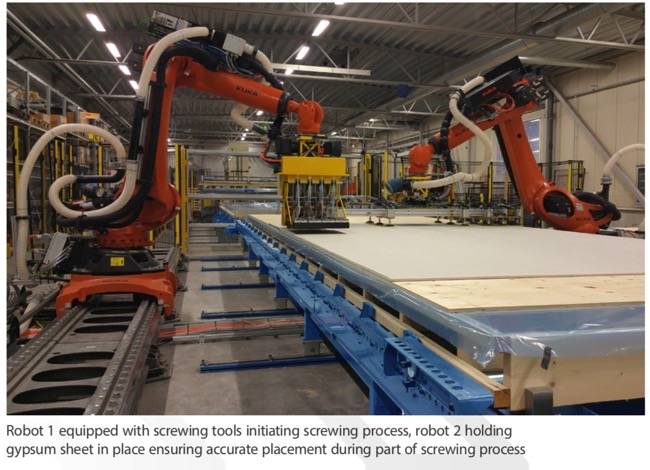 Robot đang làm việc trong nhà máy sản xuất nhà 