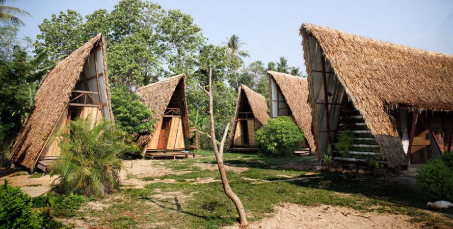Trung tâm này nằm ở thành phố Mae Sot, phía Tây Bắc Thái Lan, gần biên giới với Myanmar. Vì đây vốn là vùng dễ bị lũ lụt của đất nước, nên Rodriguez đã thiết kế để đưa nền của các ngôi nhà cao lên khoảng 80cm so với mặt đất nhờ vào các cột trụ bê tông cốt thép.